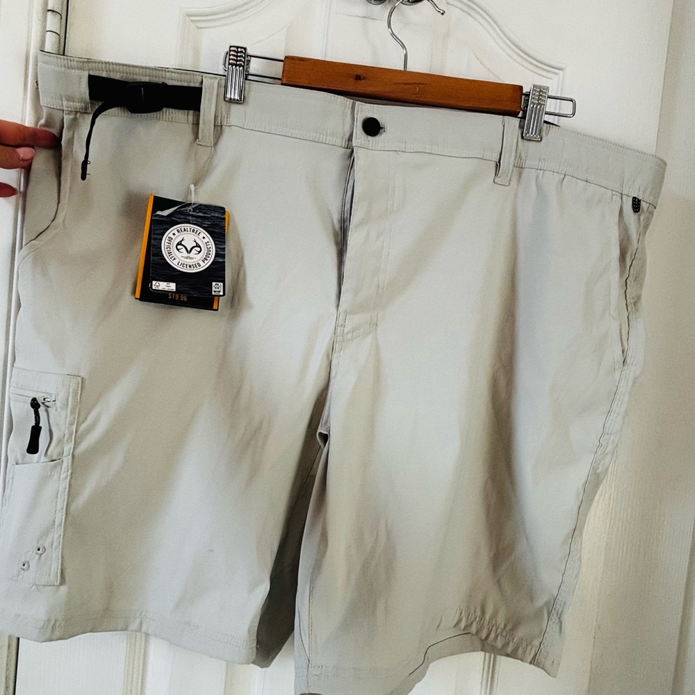 Realtree Fishing Hybrid Shorts Khaki Men’s 2XL (44” Waist) 20.5” Length NWT
